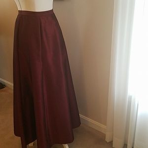 Full length skirt, size 6. Gorgeous!
